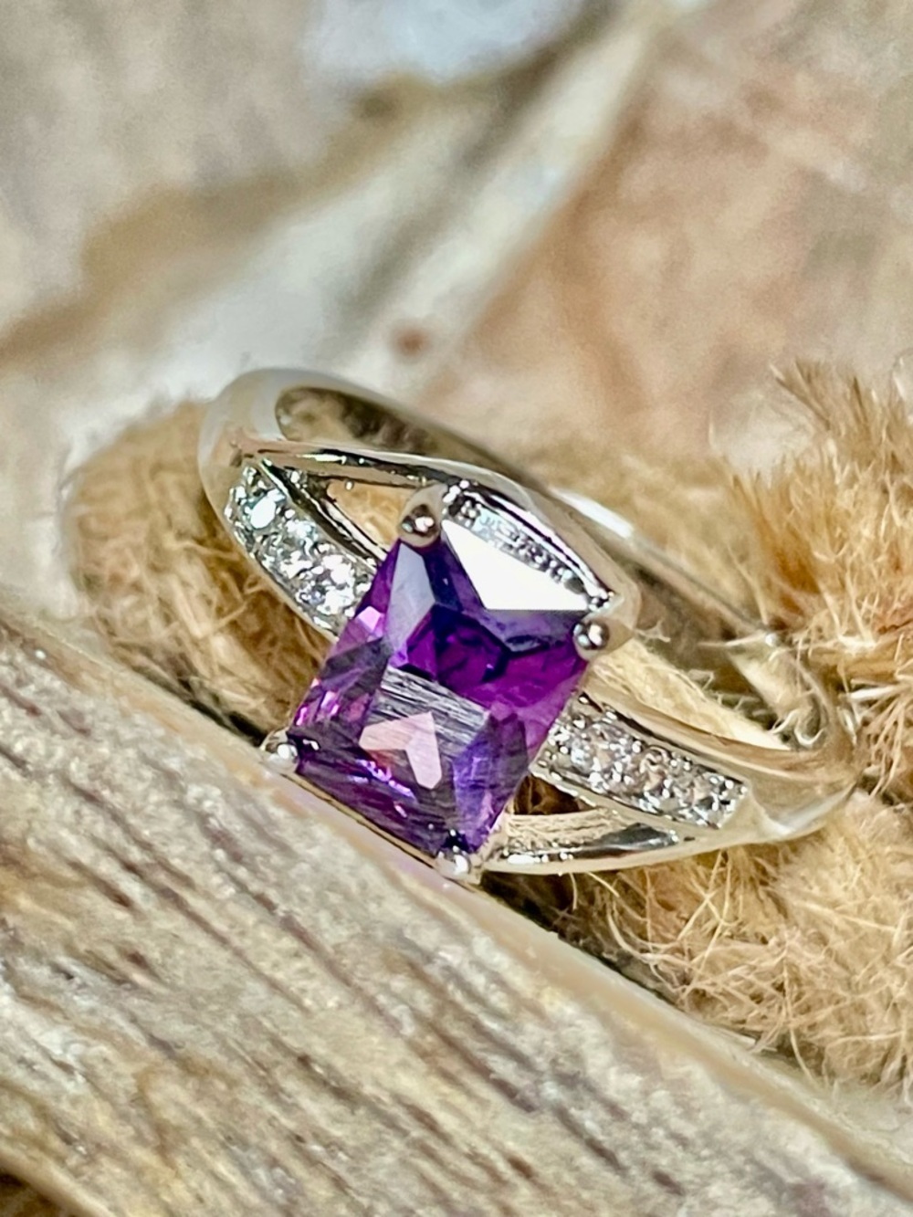 Stunning Purple Amethyst Ring. Primcess Cut Amethyst in 925 Sterling Silver 9